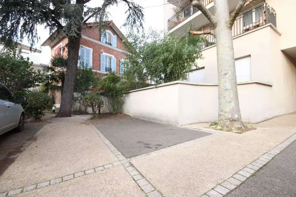 Parkimiskoht asukohas Asnieres-Sur-Seine