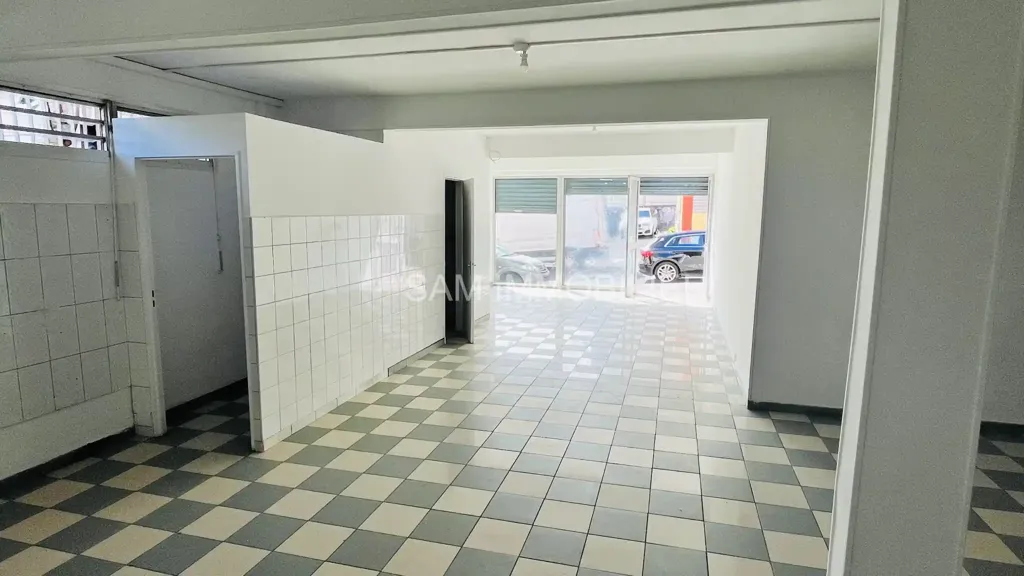 Stanze - Commercial Space with 3 Vitrines in Saint-Denis