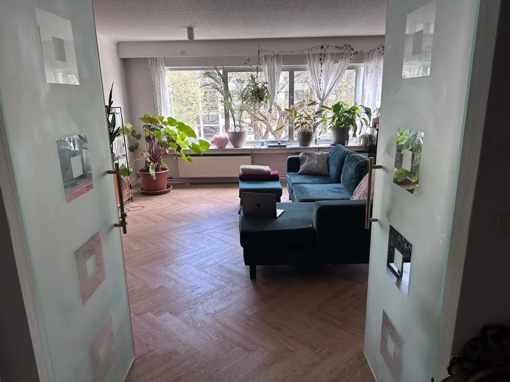 Elutuba - Renovated 3-Bedroom Apartment with South Terraces in Urban Area