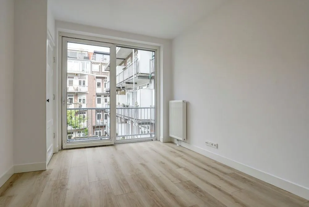 Pièces - 3-Bedroom Apartment with Balcony in Amsterdam