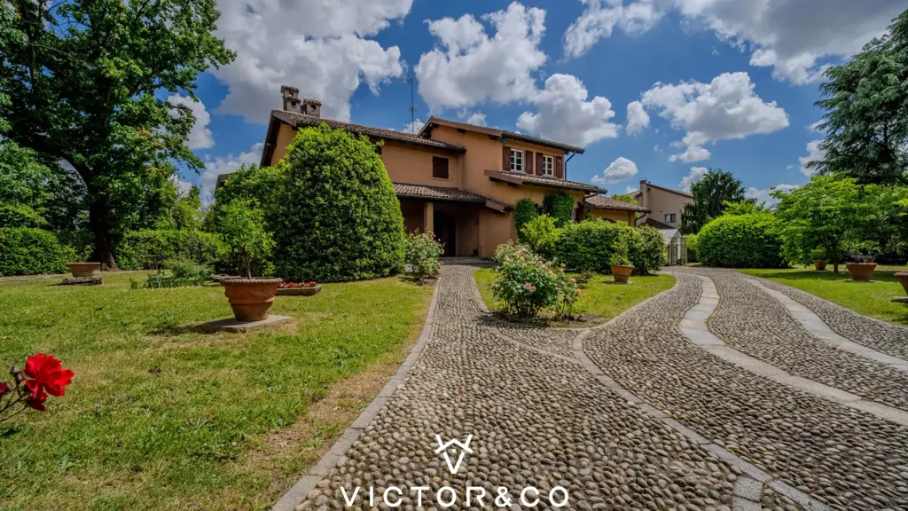Exterior - Villa with Garden in Novara