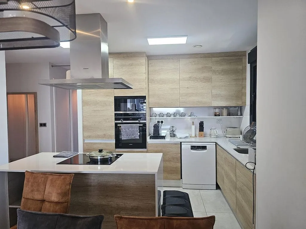 Köök - Seafront Apartment with Pool in Playa de Poniente