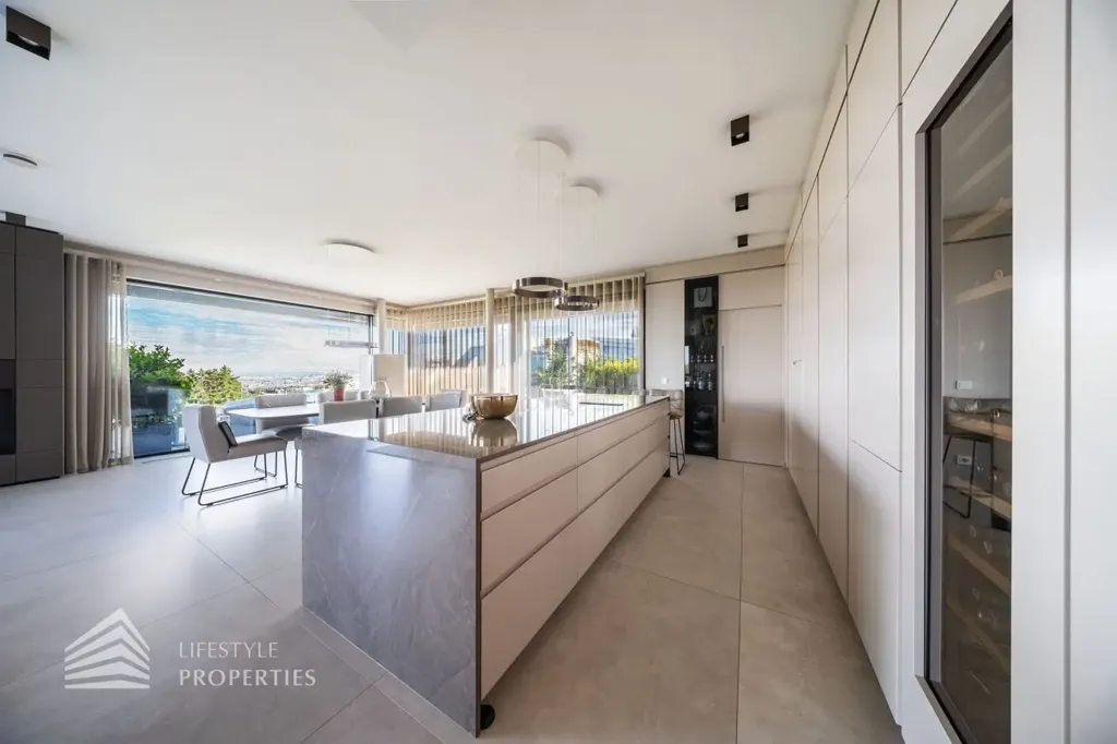 Cuisine - 4-Bedroom Apartment with Panoramic Balcony in Vienna
