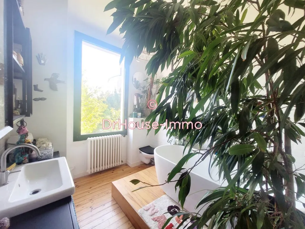 Bathrooms - Charming 5-Piece House in Nantes