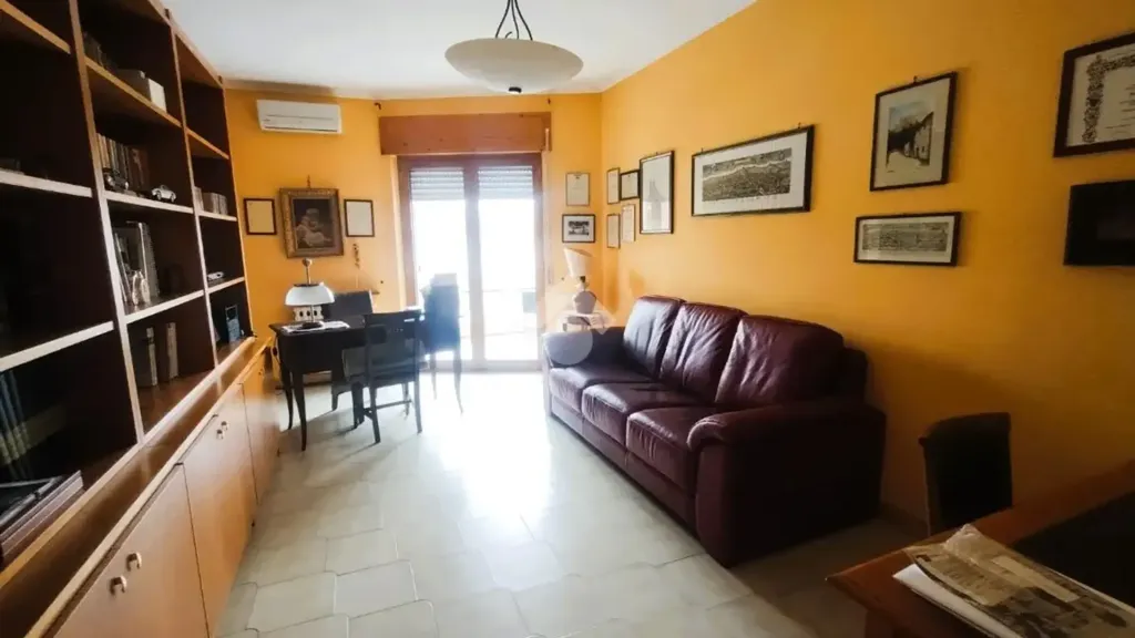 Bureau - Spacious Apartment with Balcony in Castrolibero