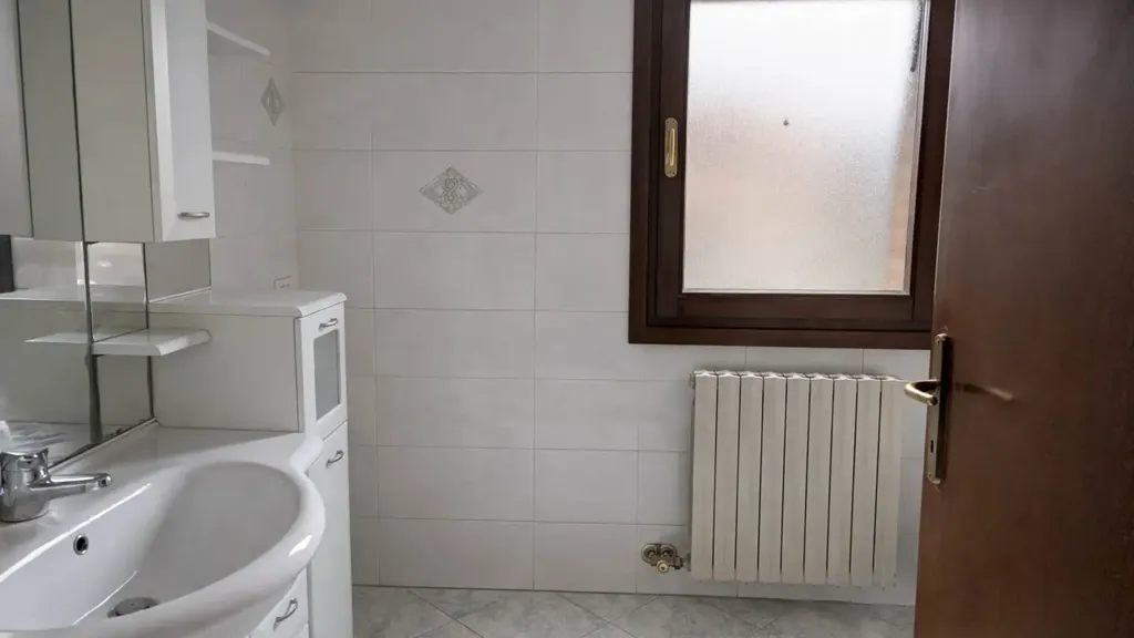 Salles de bain - Two-Level Apartment with Garage in Soliera