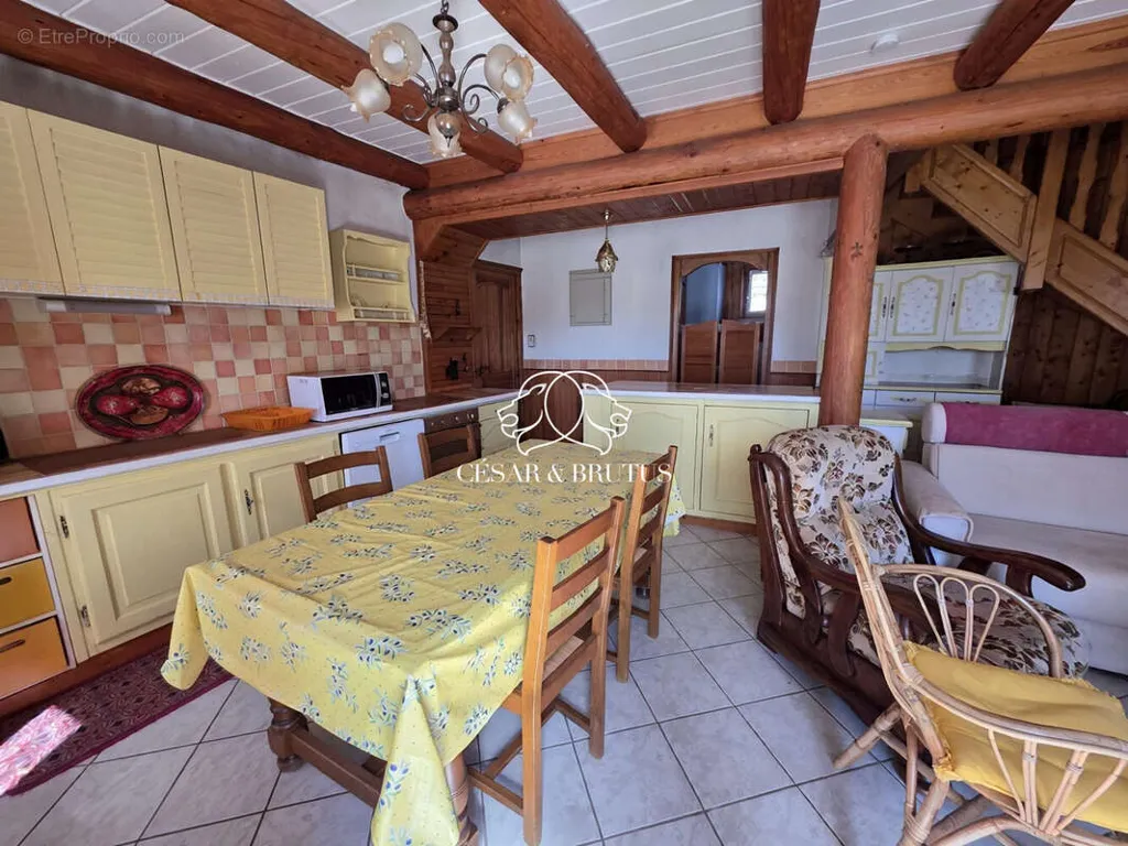 Salle à manger - Maison en Pierre avec Jardin à Vorey