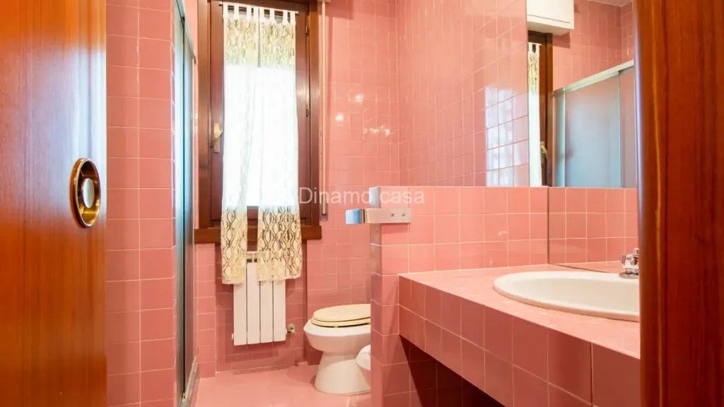 Salles de bain - Spacious 3-Bedroom Apartment with Terrace in Prato