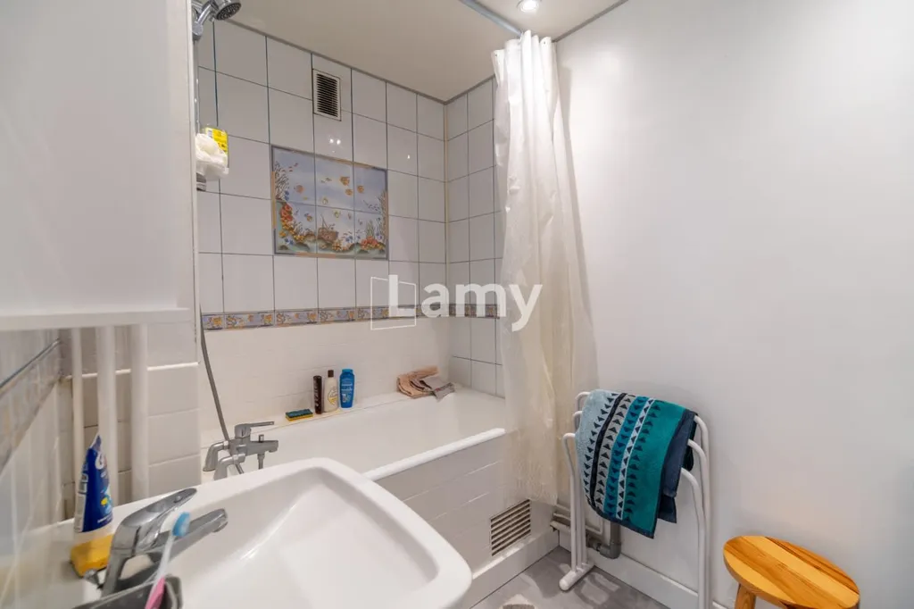 Salles de bain - Appartement Rénové avec Garage à Limoges