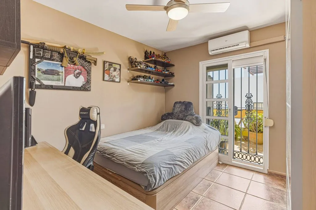 Chambres - Corner Semi-detached with Pool in Las Lagunas