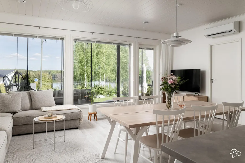 Salle à manger - Modern End-Unit Apartment with Balcony in Kantola