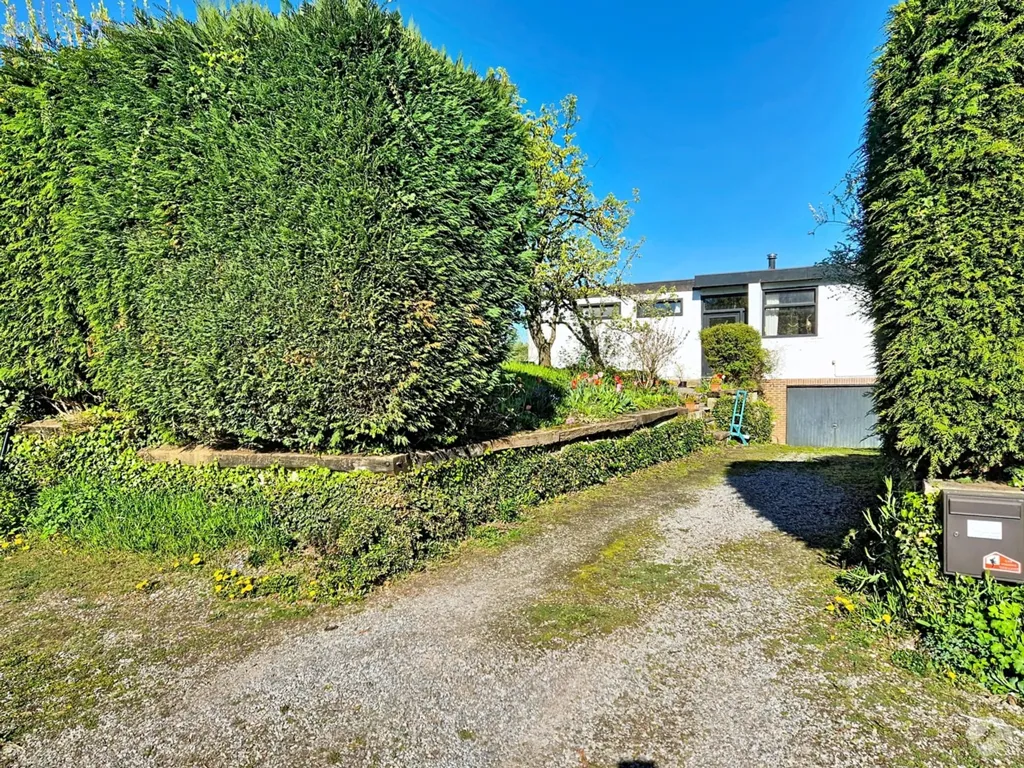 Välivaade - South-West Oriented House with Garden in Baisy-Thy