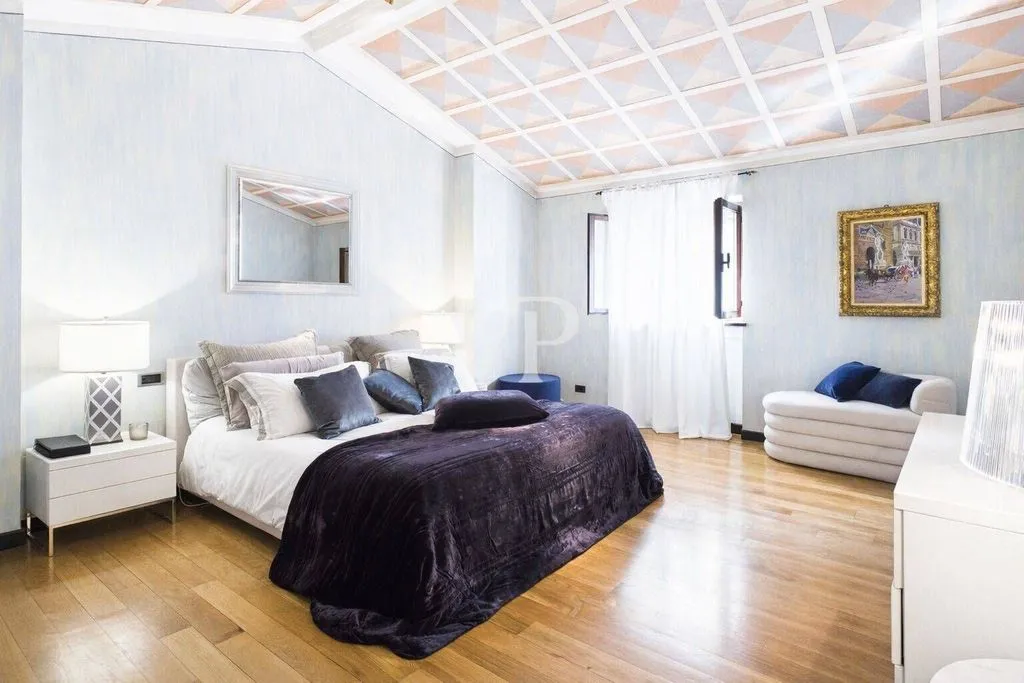 Magamistoad - Napoleonic Mansion with Triple Garage in Verona