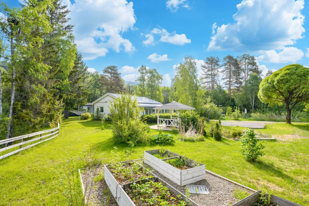 Aed - Charming Villa by the Stream in Björkom