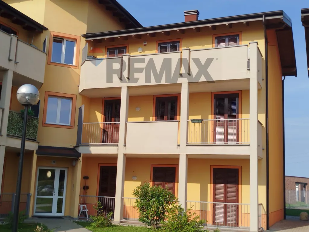 Välivaade - Modernised Triplex with Balcony in Vellezzo Bellini