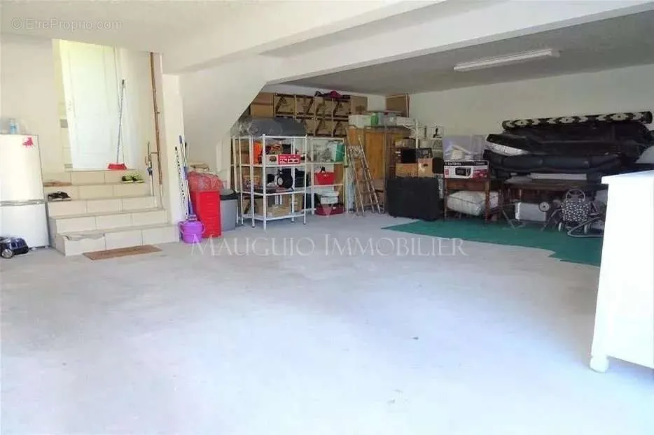Garage - Villa Rénovée avec Piscine au Centre de Mauguio