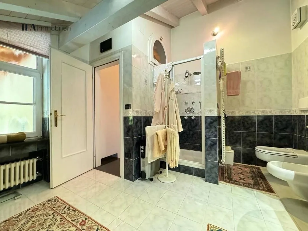 Salles de bain - Luxury 2-Bedroom Apartment with Balcony in Neumarkt