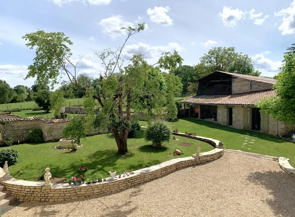 Jardin - Moulin Rénové avec Piscine et Parc près de Niort