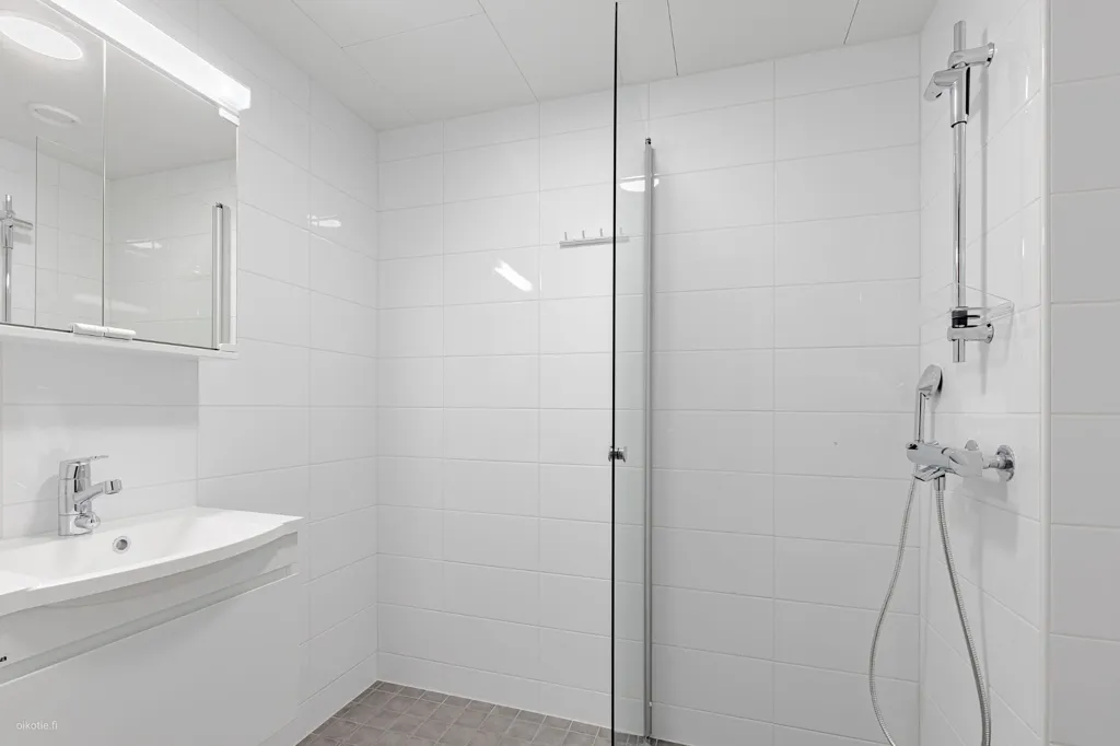 Bathrooms - Bright Penthouse with Balcony in Hämeenlinna
