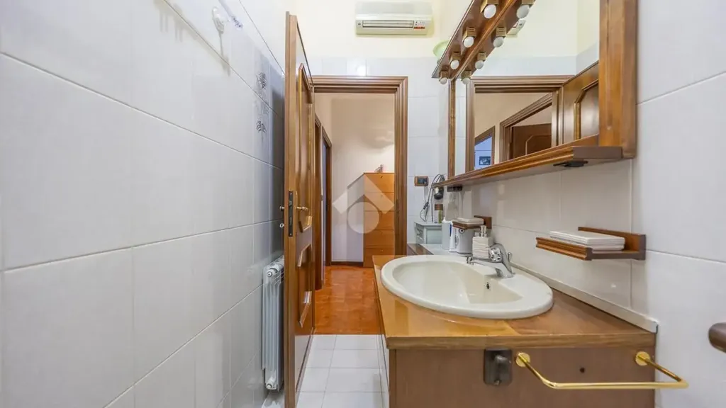 Salles de bain - Apartment with Balconies in La Rustica, Rome