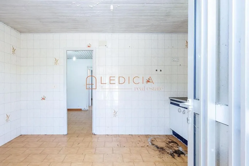 Cuisine - Chalet to Renovate in Baiona