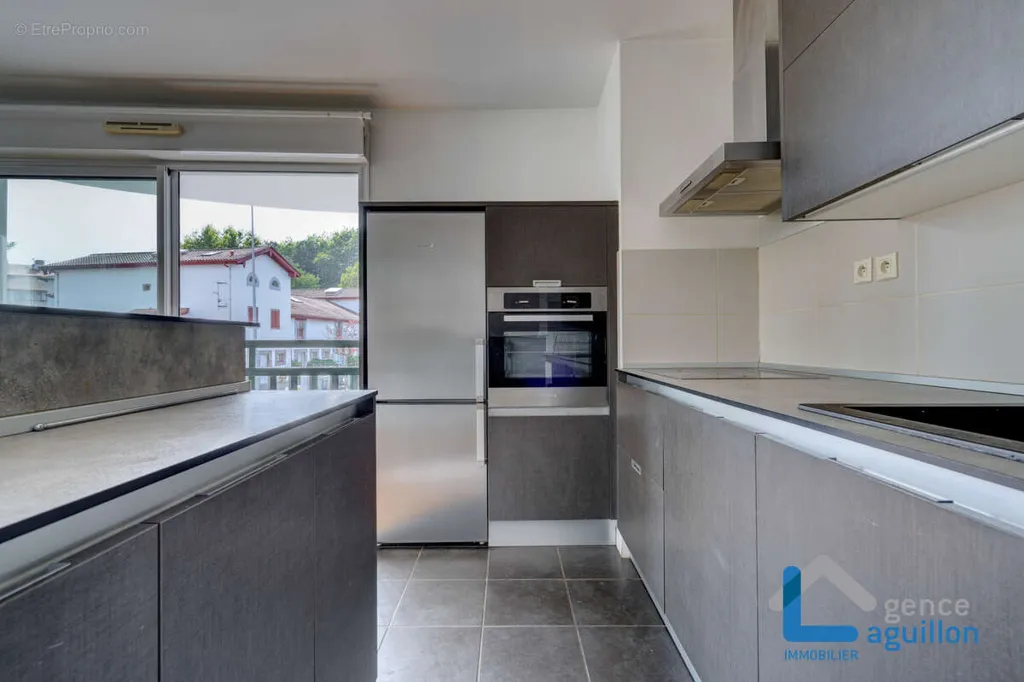 Cucina - City Centre T2 with Parking and Lift