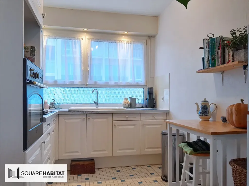 Köök - Bright 3-Bed Apartment with Balcony in Vannes Centre