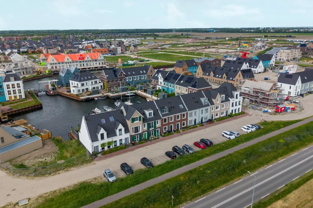 Õhuvaade - Modern Terraced House with Waterfront in Zeewolde