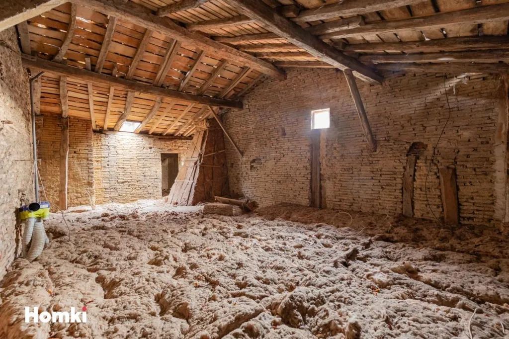 Pièces - Maison de Ville Polyvalente à Proximité Idéale