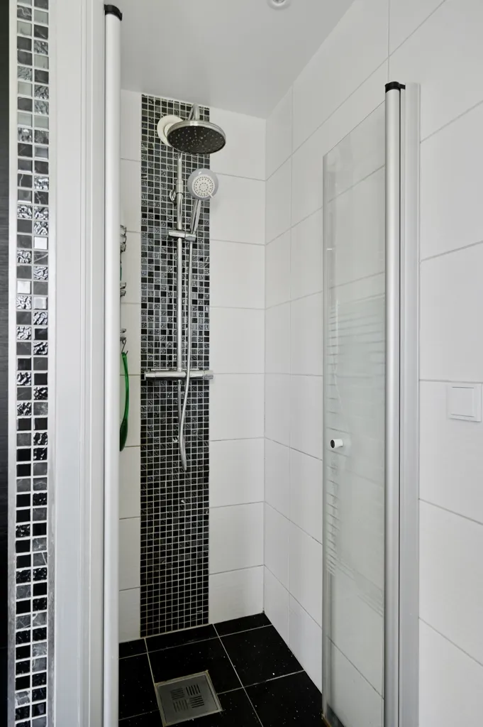 Salles de bain - 60s Villa with Large Garden in Västra Jakobsberg