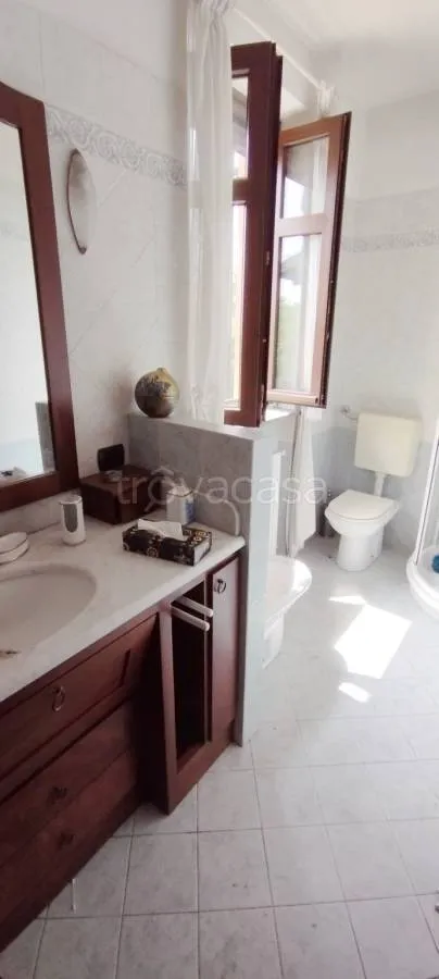 Salles de bain - Three-Level House with Terrace in Fossano