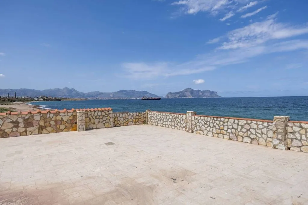 Terrasse - Beachfront Villa with Historic Character in Palermo