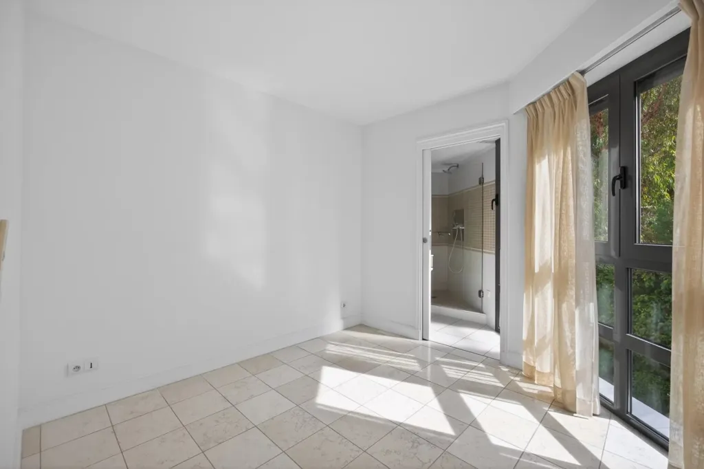 Pièces - Appartement Luxueux avec Vue Mer à Antibes