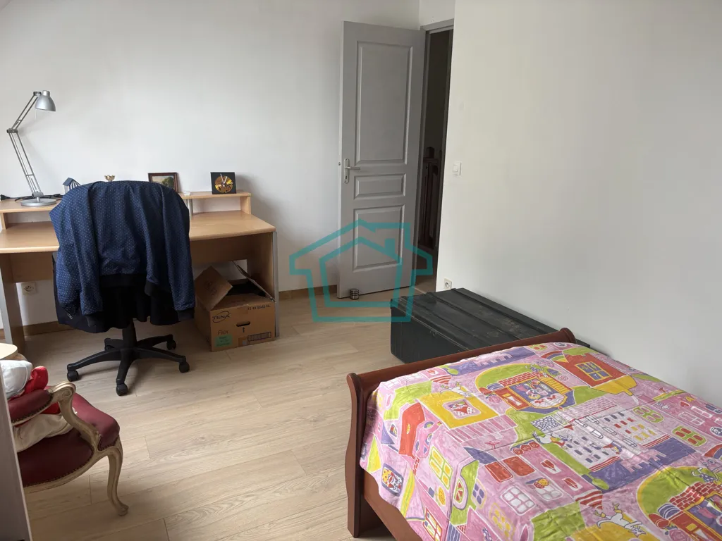 Chambres - Maison Individuelle avec Double Garage dans un Environnement Calme
