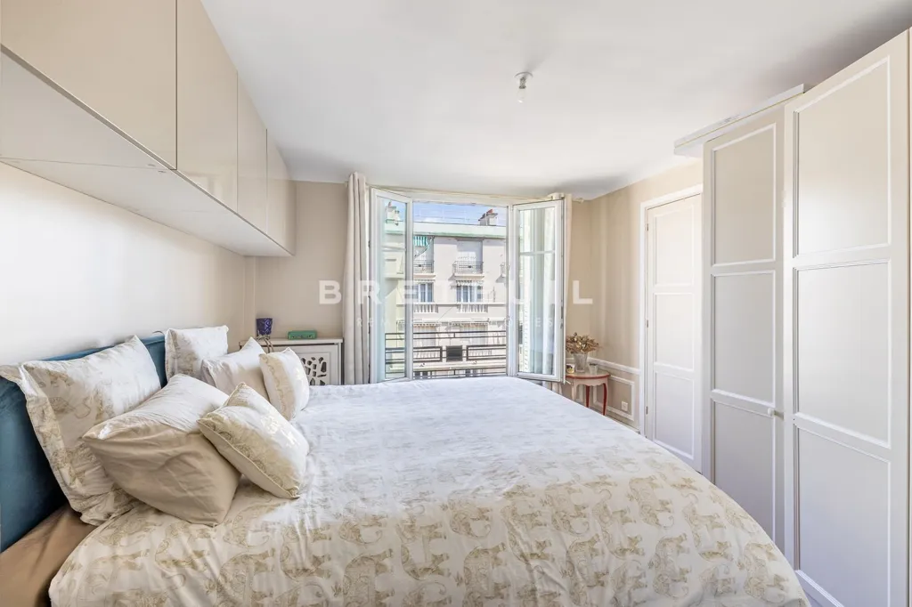 Bedrooms - Art Deco Flat with Balcony in Auteuil