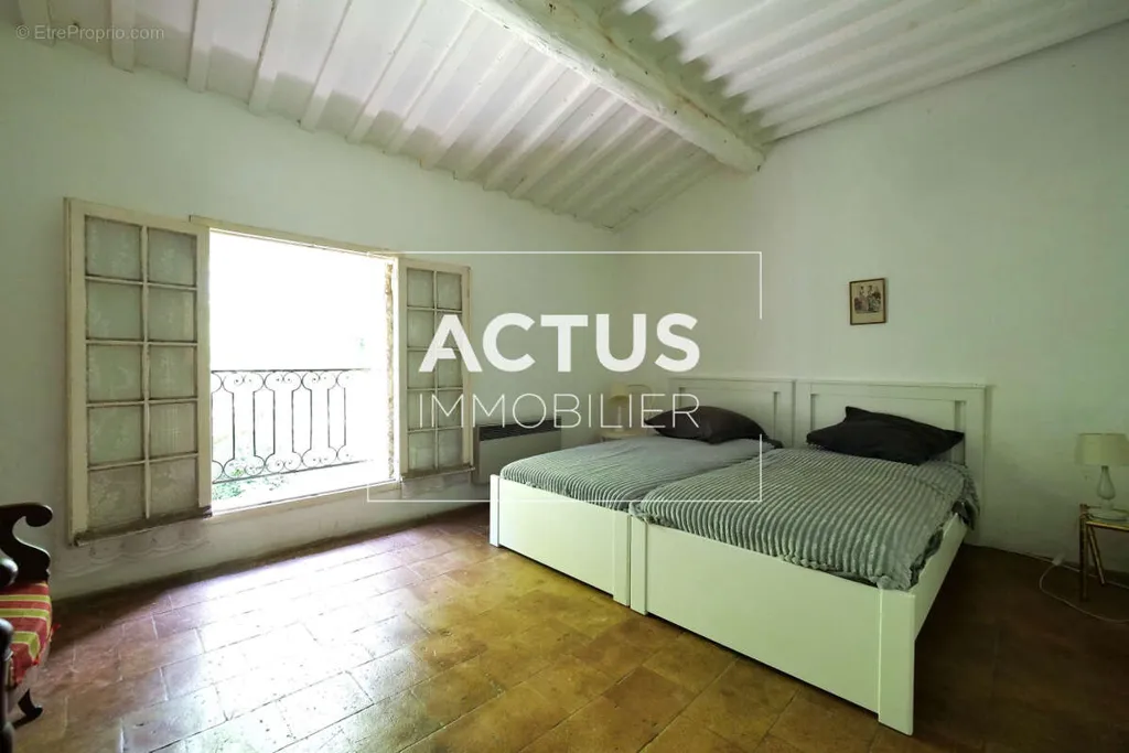 Bedrooms - Charming House with Pool in Lamanon