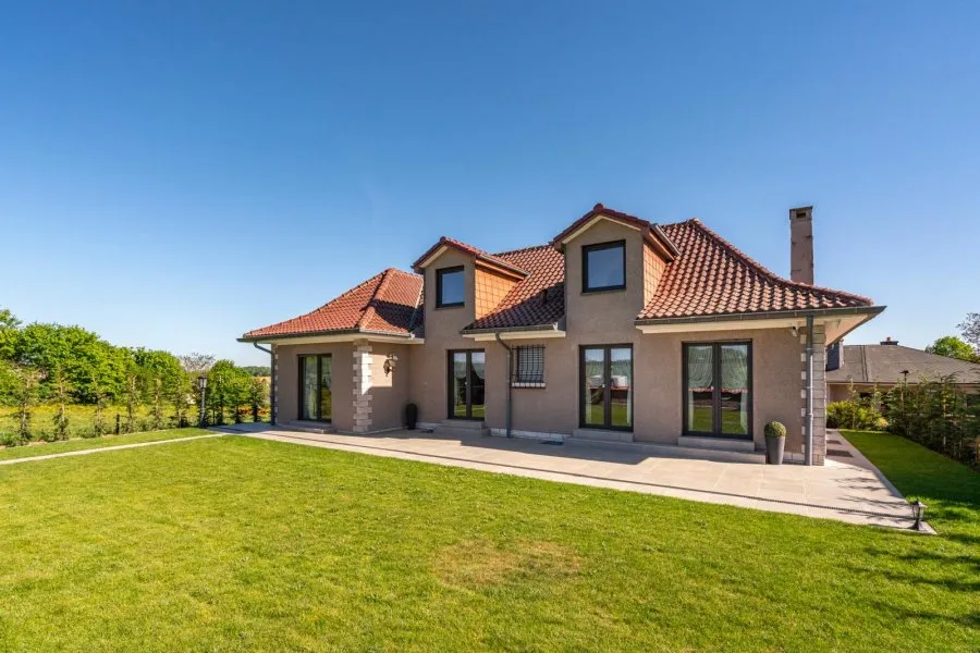 Extérieur - Villa Rénovée avec Vue sur la Nature à Hellange