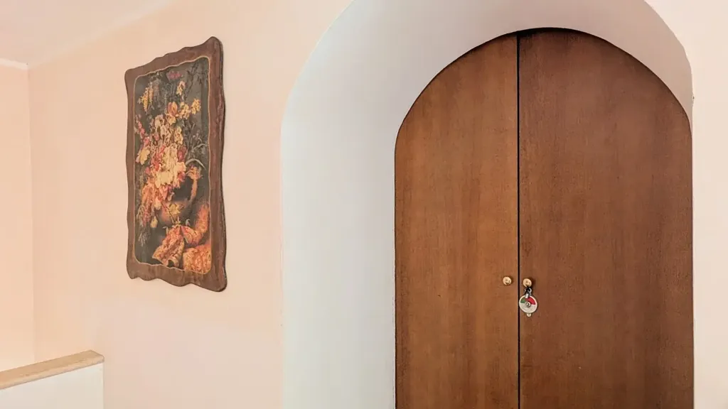 Entrée - Historic Trilocale in Nettuno's Medieval Quarter