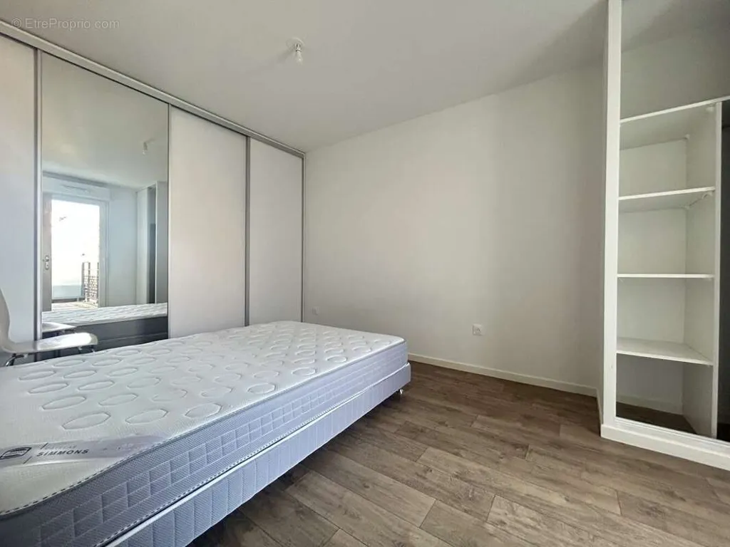 Camere da letto - 2-Bed Apartment with Balcony in Bois-D'Arcy