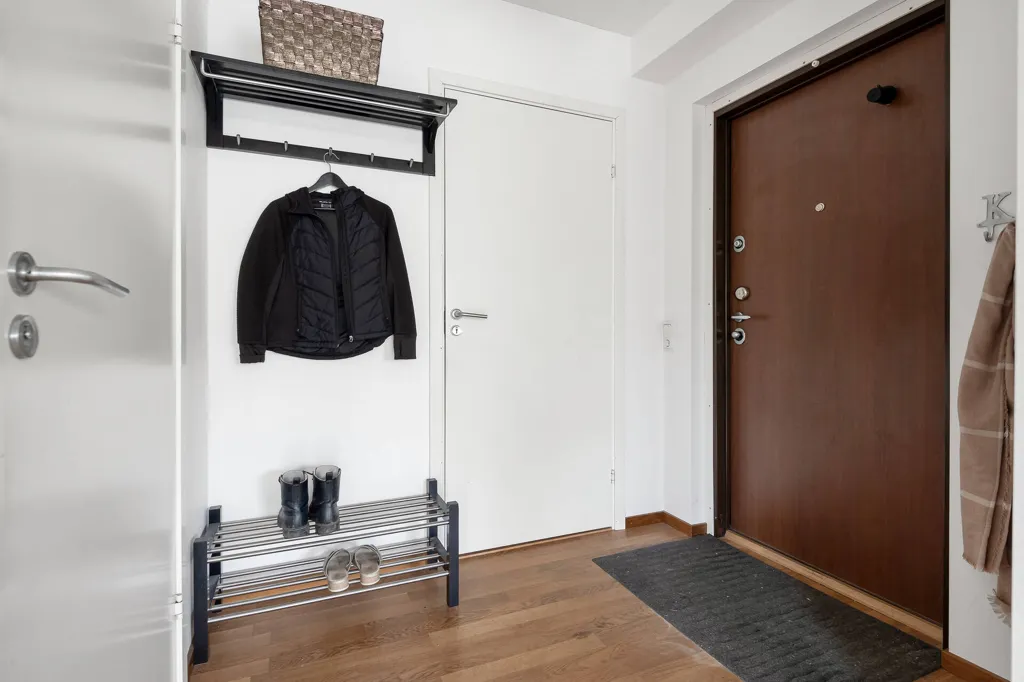 Esik - Spacious 3-Bedroom Flat with Terrace in Hässelby Strand