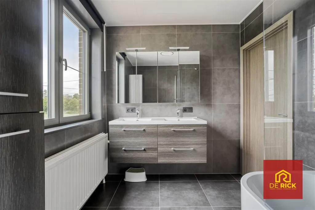 Salles de bain - Maison Moderne avec Terrasse à Hofstade