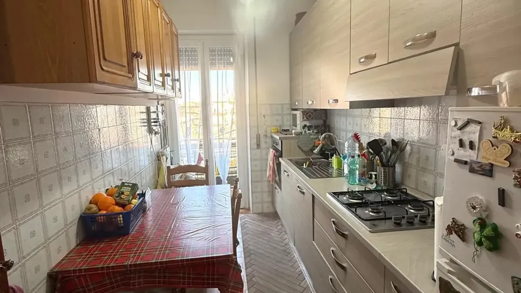 Cuisine - Three-Bedroom Apartment with Balcony in Rome