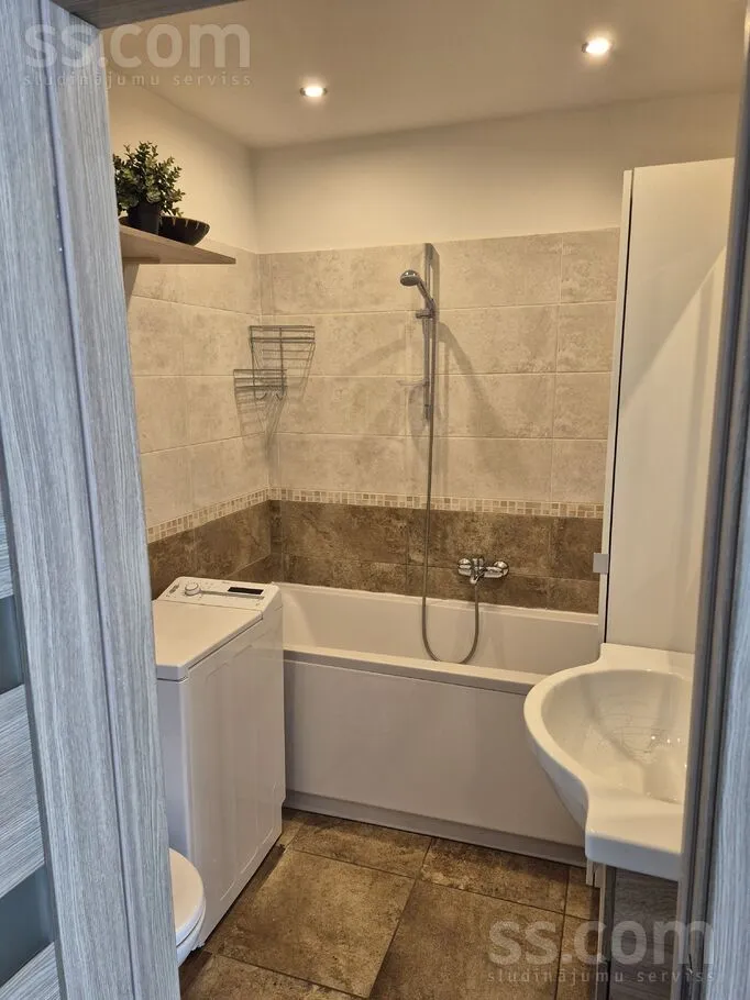 Vannitoad - Bright 2-Bedroom Flat with Balcony in Salaspils
