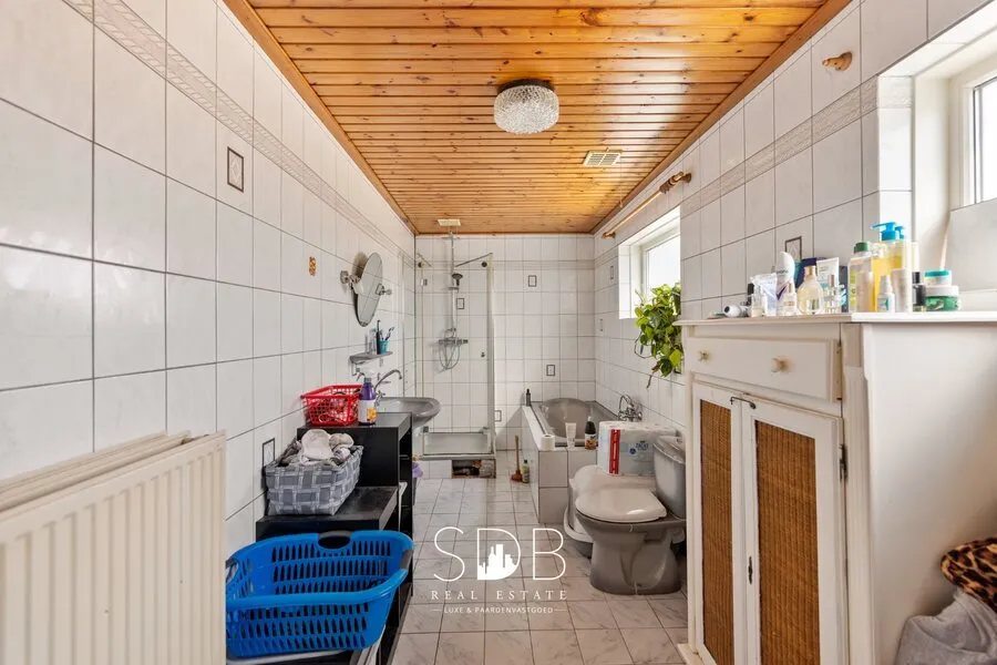 Bathrooms - Farmhouse with Equestrian Facilities in Weelde