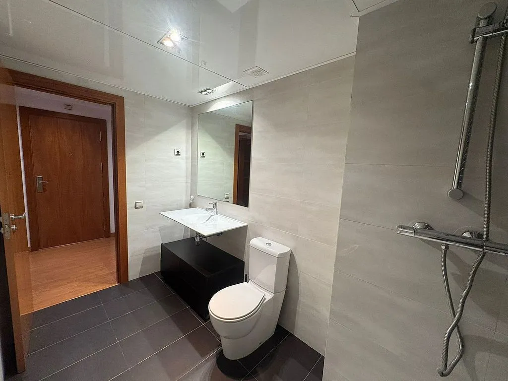 Salles de bain - 1-Bedroom Flat with Air Conditioning in S. XX
