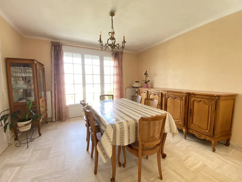 Söögituba - House with Garden and Basement in Saumur