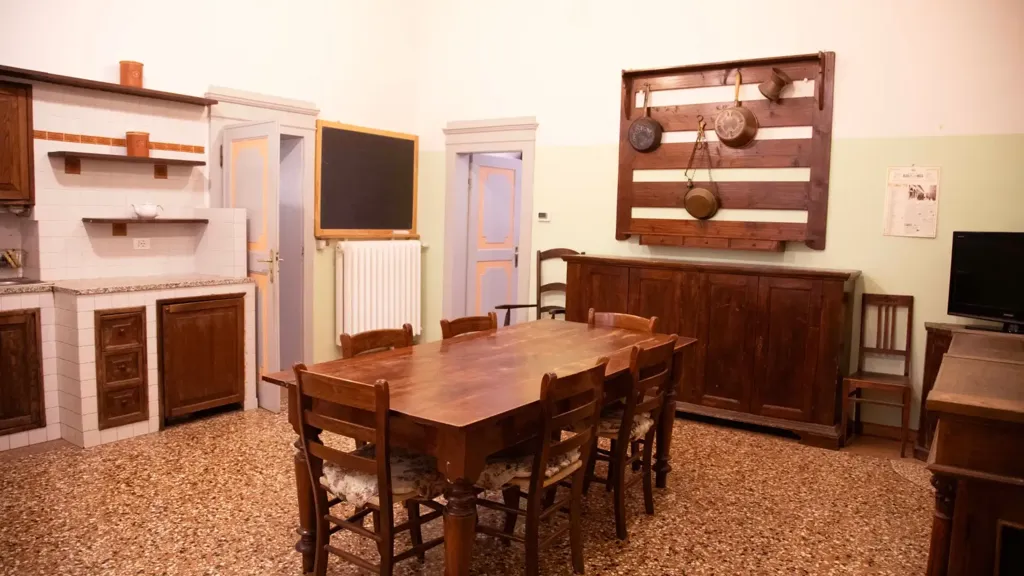 Salle à manger - Historic Apartment with High Ceilings in Bologna