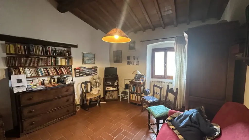 Bureau - 5-Room Apartment in Pontassieve Centre