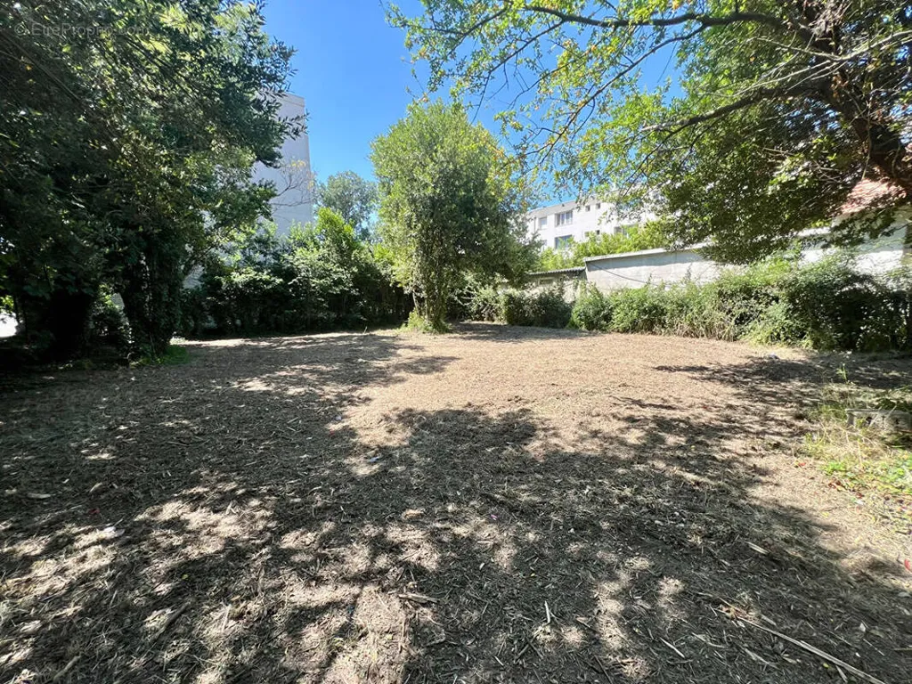 Aed - Constructible Plot with Garden in Avignon