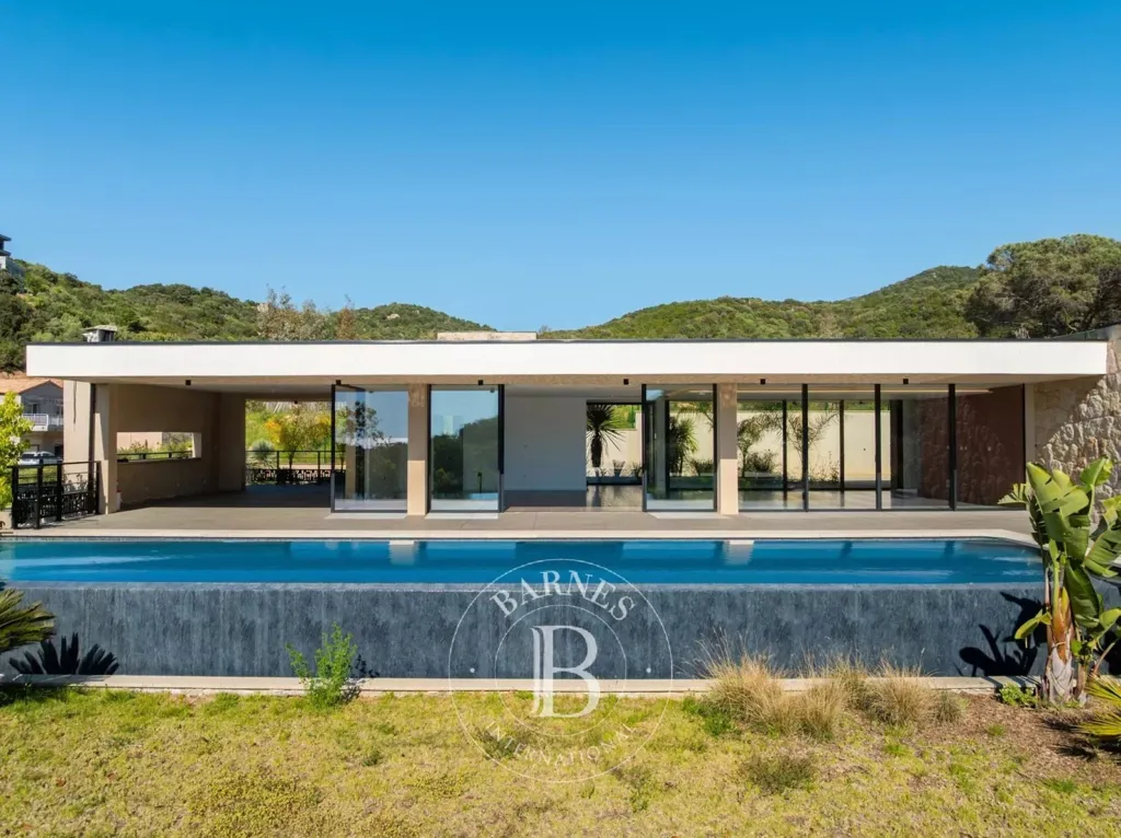 Piscine - Villa Vue Mer dans un Domaine Privé à Porticcio